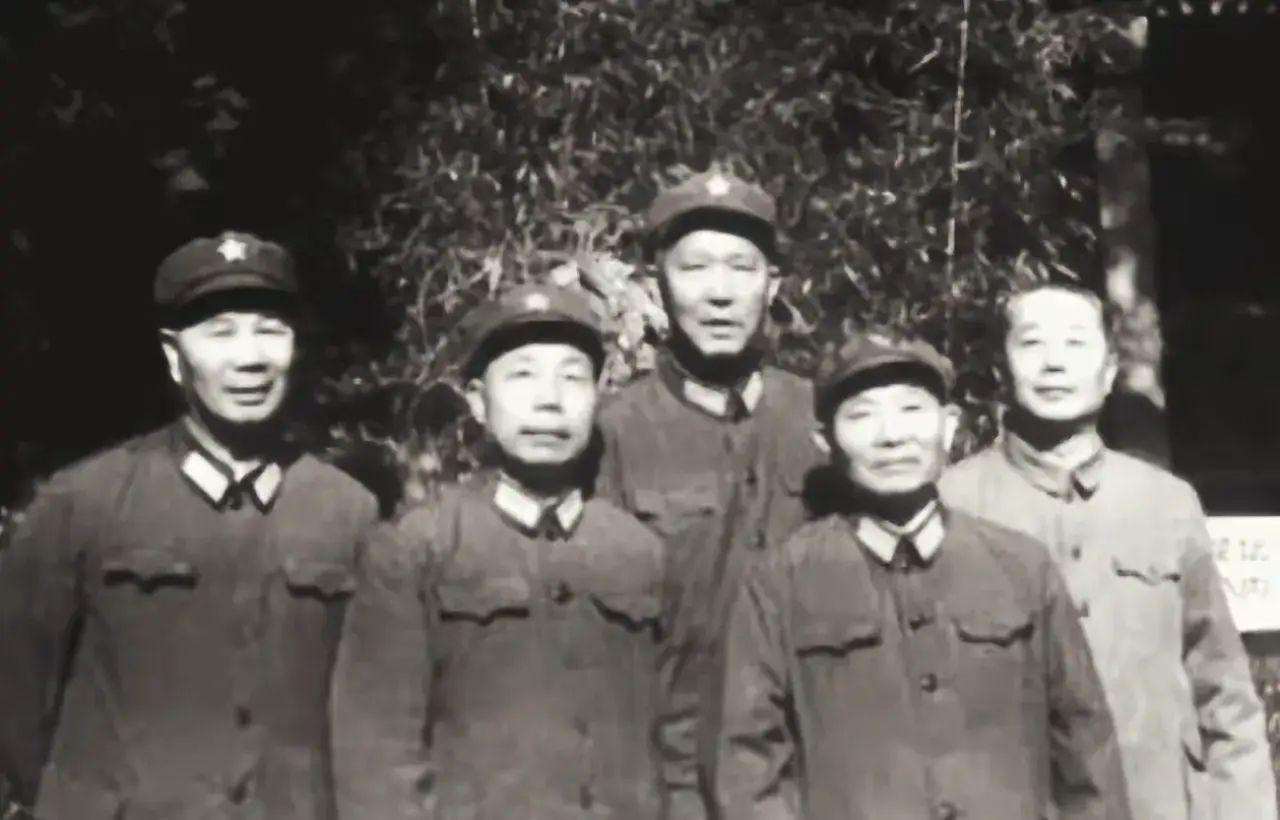 这张珍贵的照片拍摄于1960年，傅崇碧少将五个将军的合影照，大家知道另四名将军是