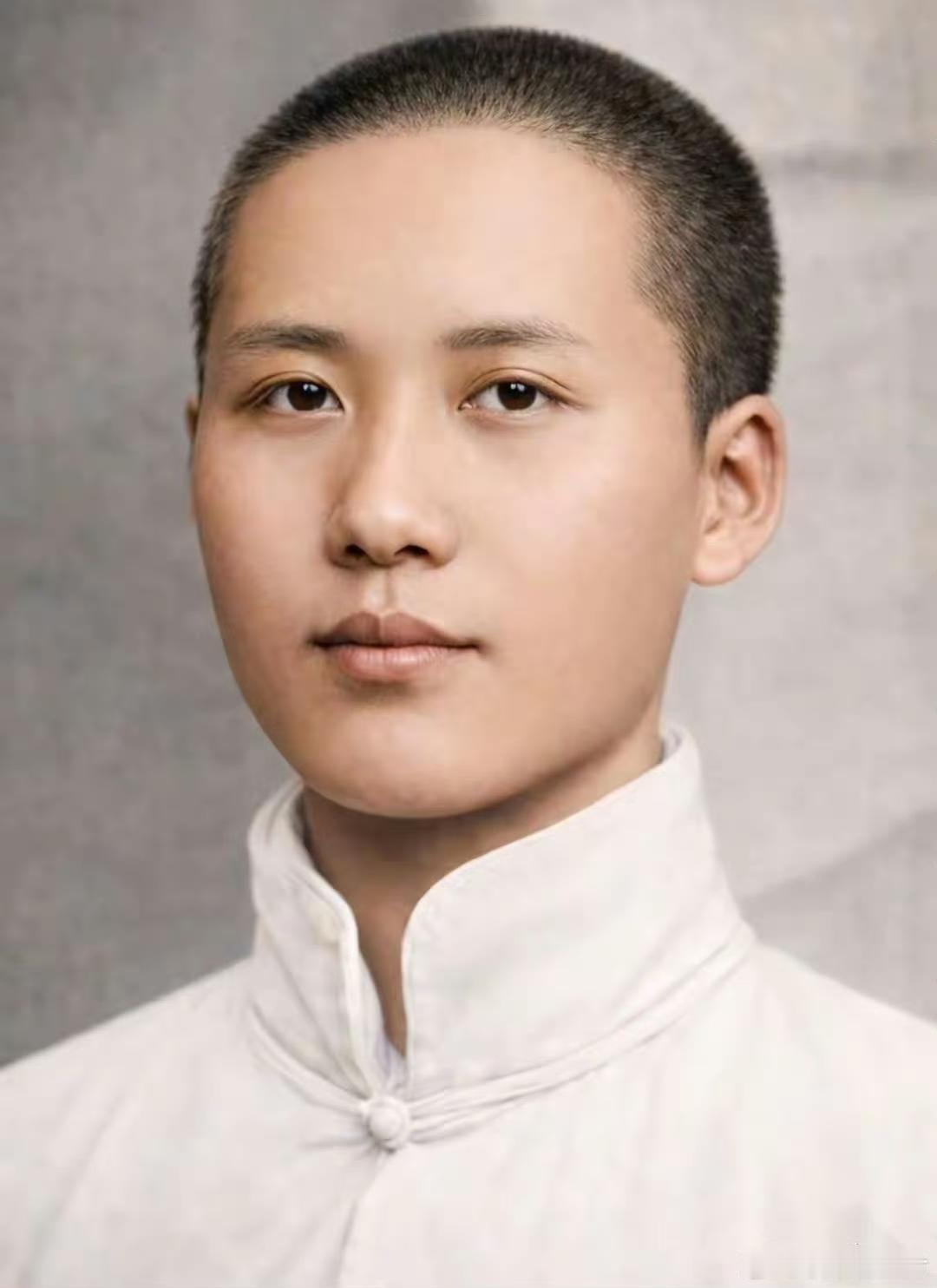 1913年，在长沙师范学习的教员。
（黑白照片修复上色） ​​​
少年模样，眉眼