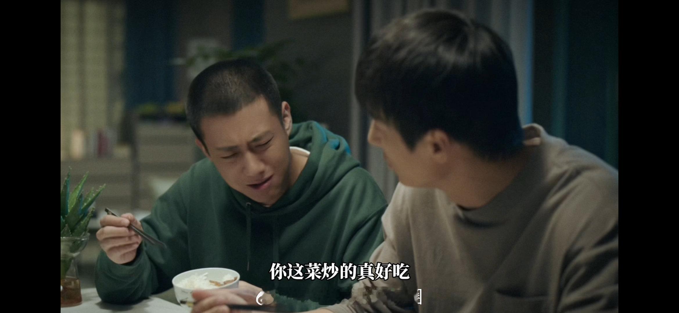 #石落已老实求放过#笑出腹肌！高至霆演绎的石落，探案之余不忘搞笑本色。边吃边与师