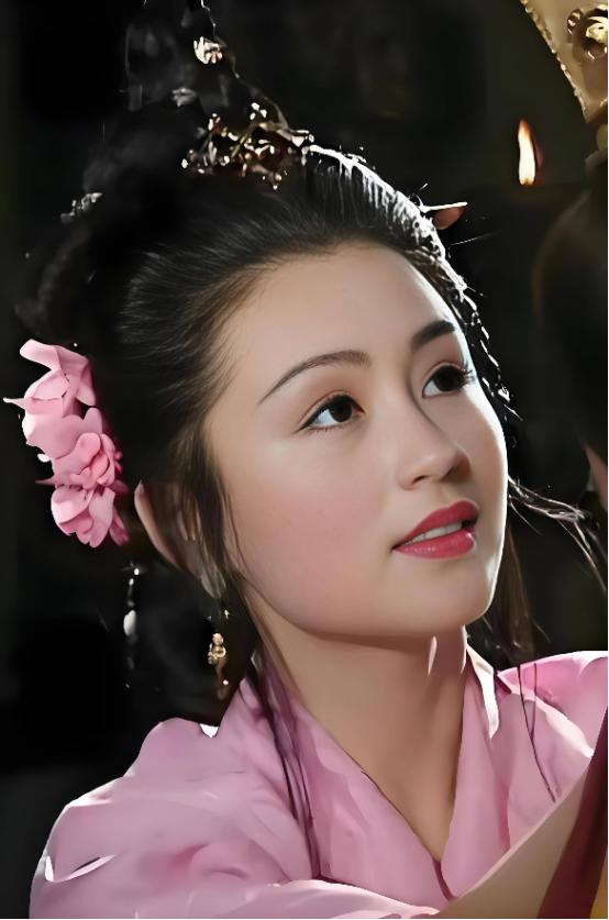 199年，吕布被曹操斩杀后，曹军士兵闯入吕布的内室发现了貂蝉，貂蝉怕被士兵糟蹋，