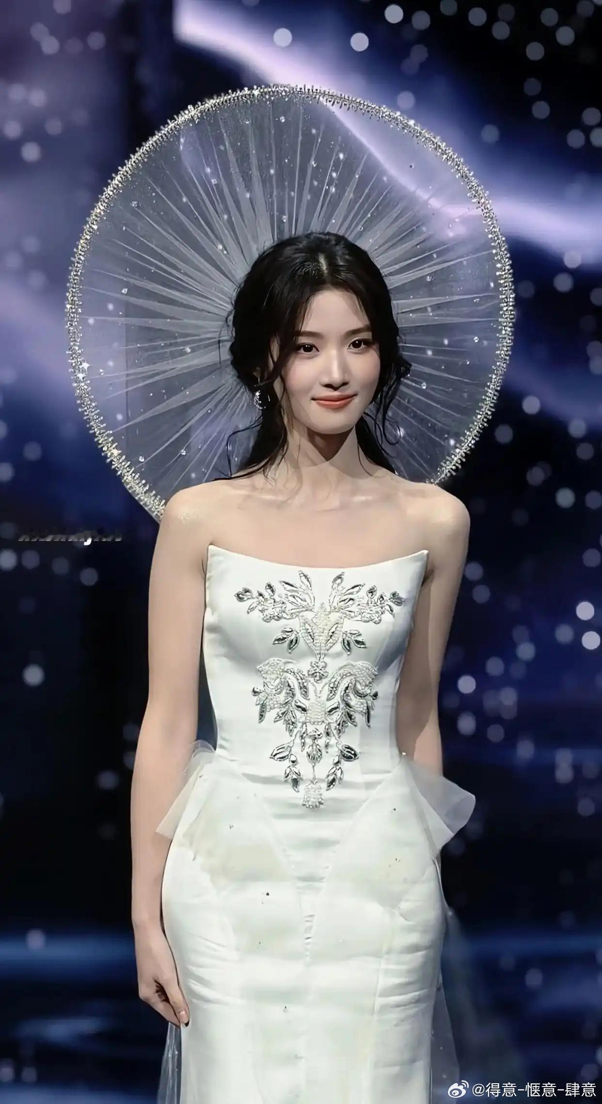 卢昱晓这次属于天使了吧 
