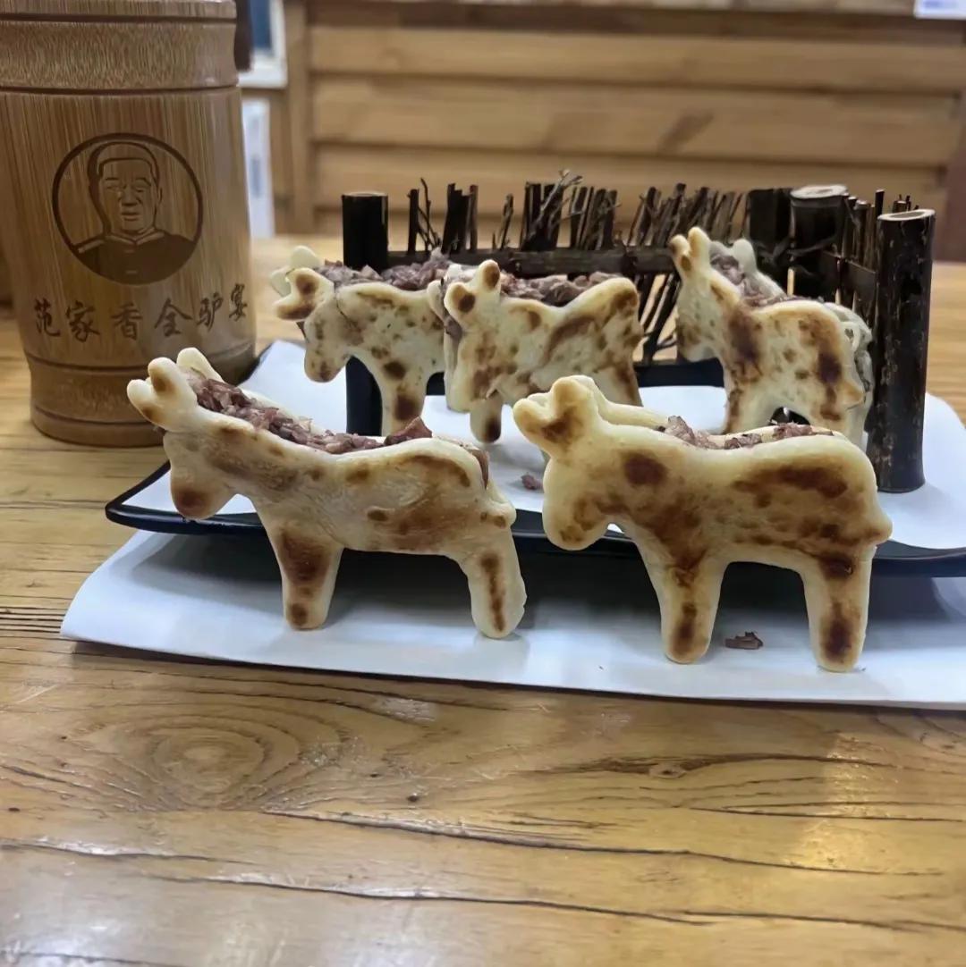 超萌超Q，保定一饭店推出“驴形”驴火！网友笑称:保定人对驴肉火烧的开发不足1%。