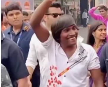 印度版贾斯汀·比伯走红网络

印度选出了最帅的男人，名叫苏拉杰·查万。在印度，他