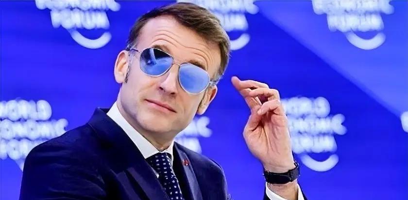 ​今日，人们看到了马克龙与平常往日不同的一面。这时候马克龙戴着飞行员的墨镜来进行