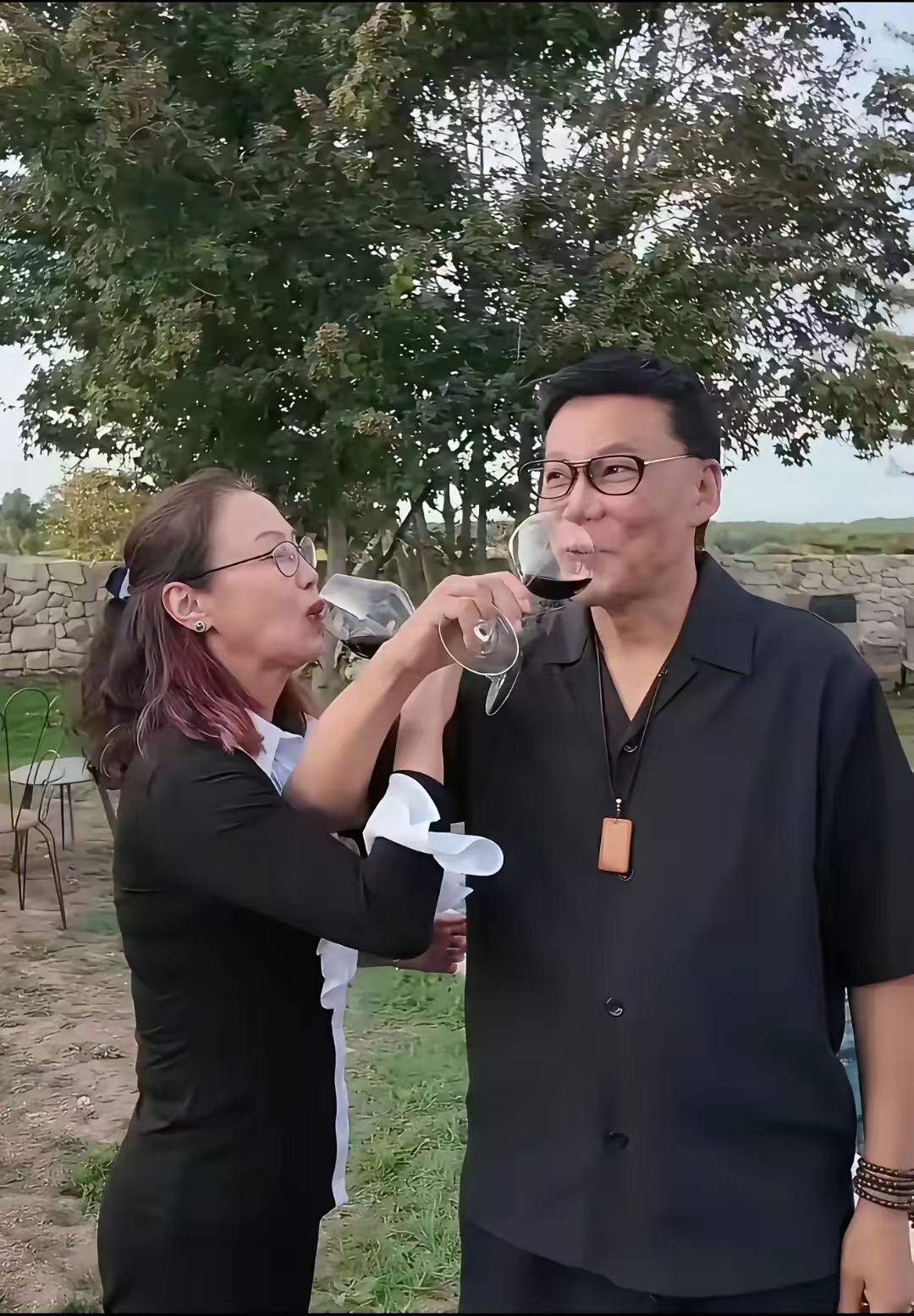 看李国庆如今的状态，
才懂半生努力的意义，更懂他为何不选小姑娘，只想与心意相通的