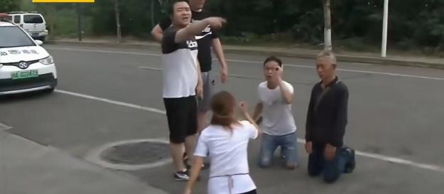 四川，一位七十多岁的老人跪在街头，声音嘶哑，满脸绝望。他在两年前把自己拥有的8套
