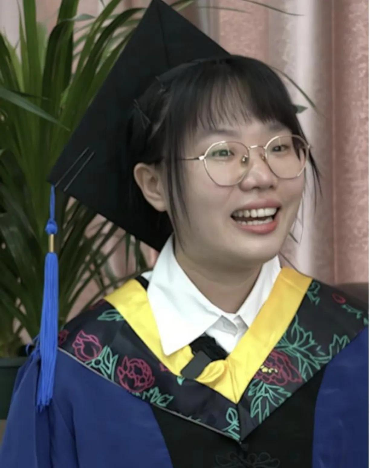 山西一女孩出生就被父母抛弃，养父捡到带回家抚养，10岁养父因病离世，70岁的邻居