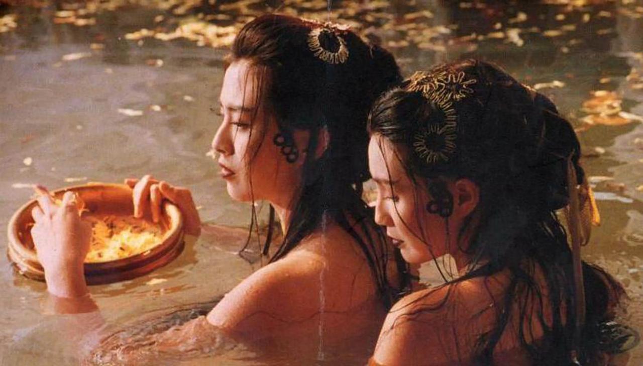 当年，徐克拍摄《青蛇》时，第一人选竟然不是张曼玉和王祖贤，而是另有她人。
 
那