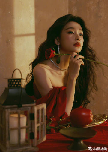 孙怡红裙完全明媚大美女 不靠繁复堆砌，全靠自身气质撑场，孙怡穿红裙的这份松弛感和