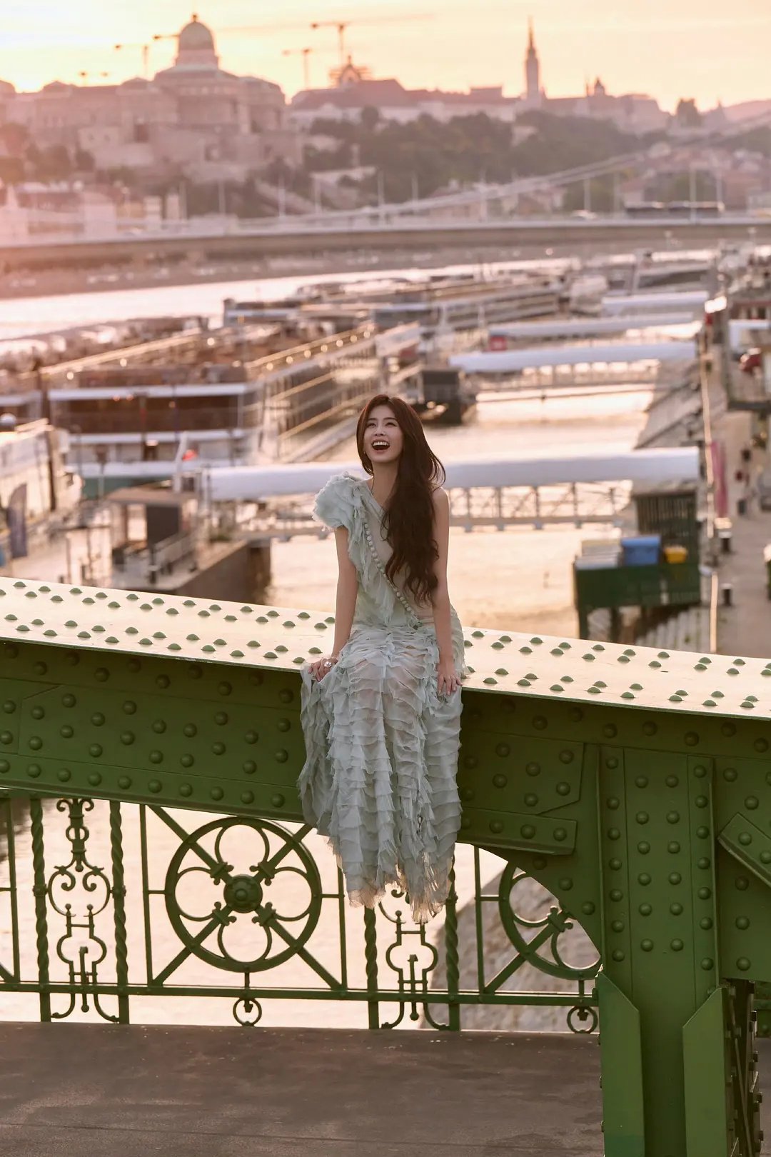 白鹿这大笑真的有点丑陋，别漏牙齿了[允悲] ​​​