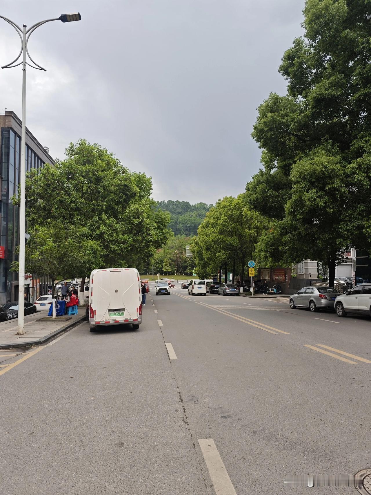最近这个天气真是让人捉摸不透
刚刚还是大晴天，现在又乌云密布，下着下雨了
昨天穿