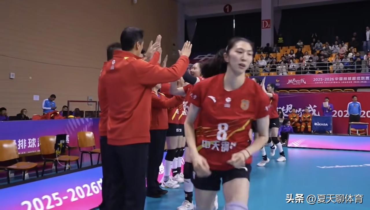 万众瞩目的苏沪女排冠亚军争夺战打响！正在直播苏沪女排金牌战，江苏女排VS上海女排