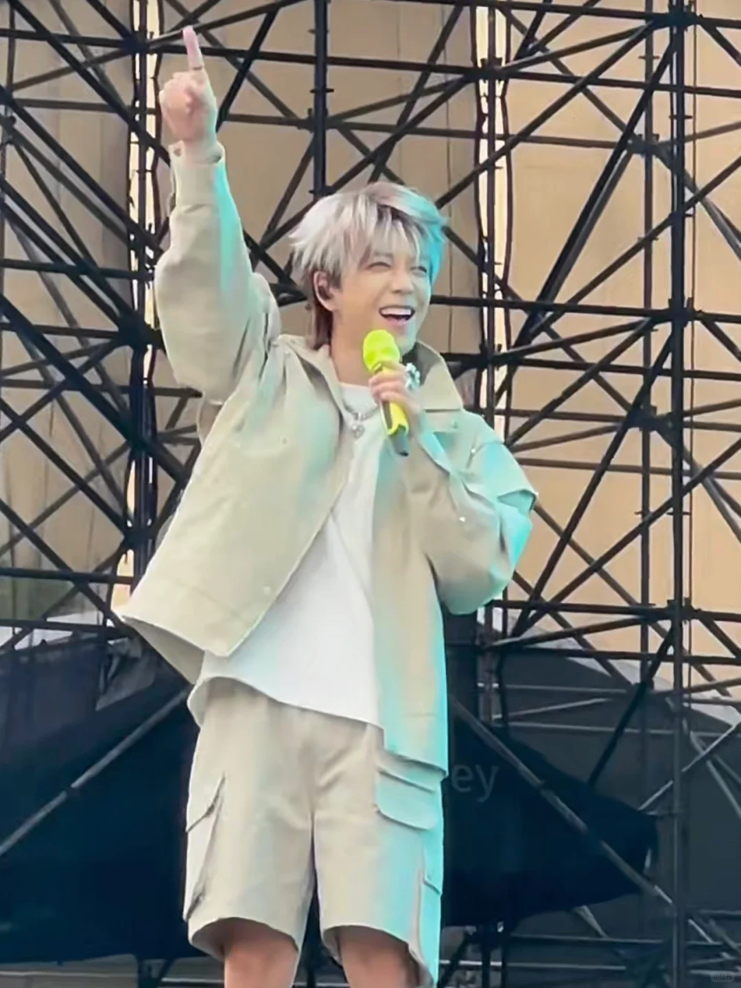 天津，想见王栎鑫的，今晚电音节走起！