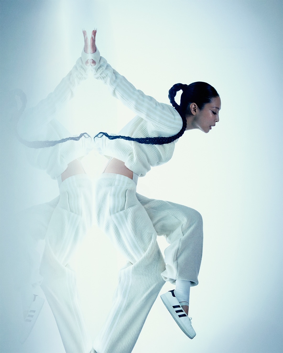 260821 Adidas更新与Jennie最新联名系列“优雅的动作中的坚韧JE