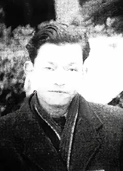 1949年，重庆解放后，特务头子李修凯在大街上遇到了一个地下党员，地下党员大喊：