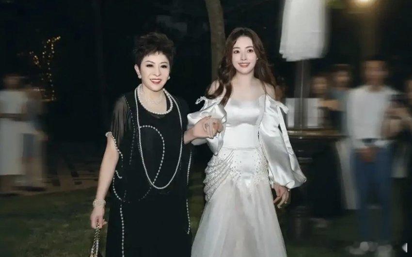 向太谈郭碧婷缺点向太吐槽郭碧婷心太软郭碧婷心一软老保姆留下，向太嘴上念叨其实偷偷