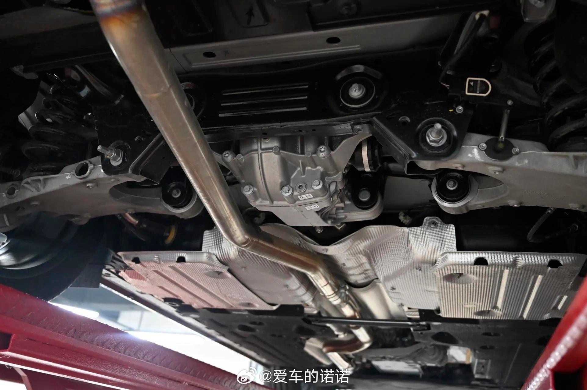 ​铝制双叉臂，后面这么大的铝制拖臂，碳纤维传动轴，这个还带限滑差速器。用料这么顶