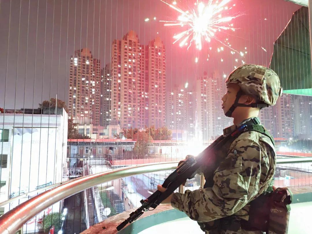 我觉得这张照片拍的不错，我给这张照片起了两个名字，一个就叫和平烟火下的哨兵，另一