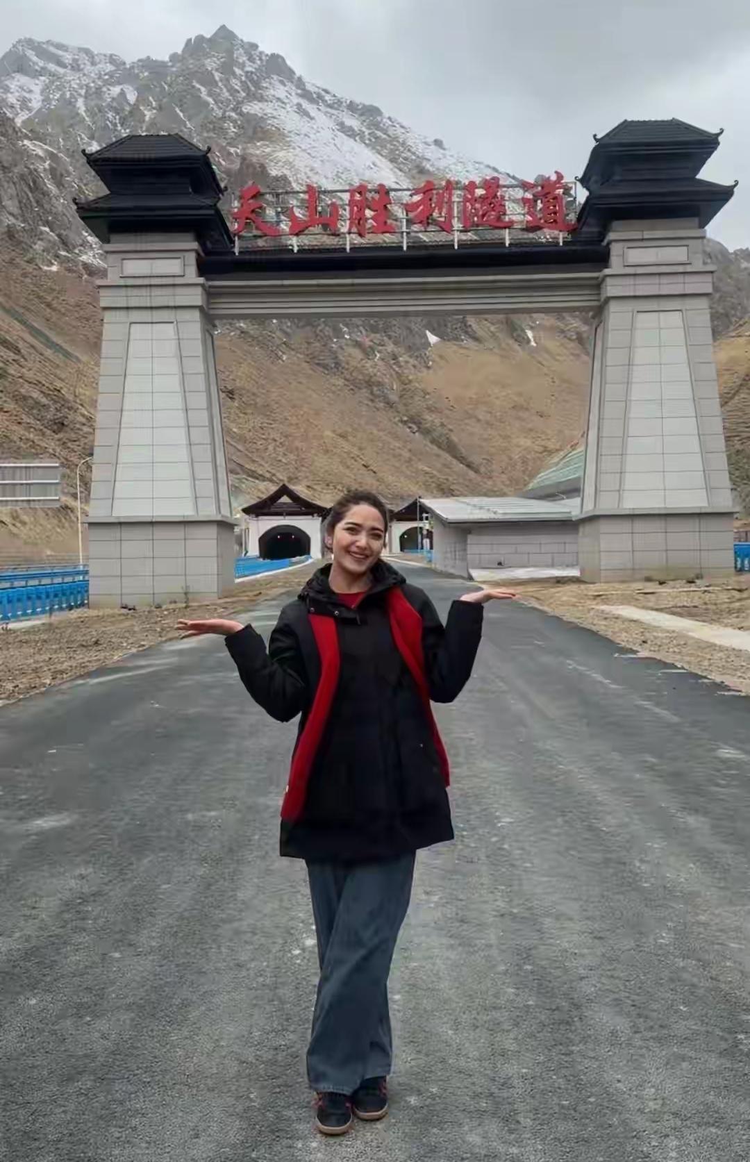 新疆导游迪丽努尔·吐尔逊江那句“不是打穿天山容易，而是天山那头有人民”火遍全网，