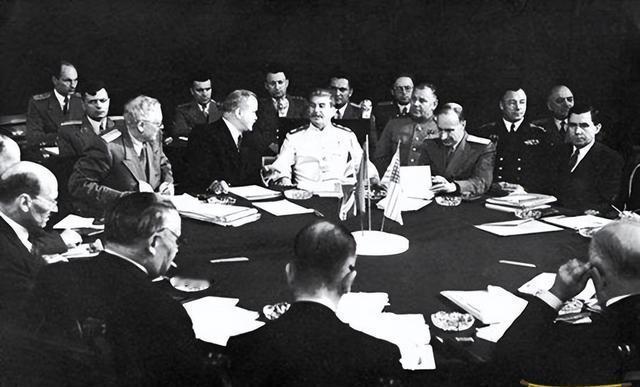 1944年秋，二战进入尾声，盟国开始重新划分战后势力格局。

莫洛托夫晚年回忆起