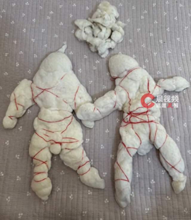 河南焦作一女子结婚9年发现褥子里有一对缠着红线的棉花小人