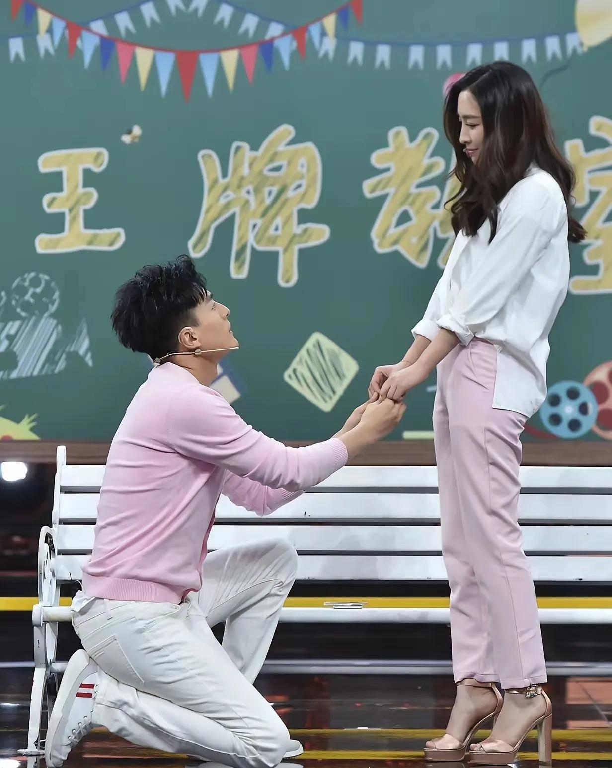 男儿膝下有黄金，求婚就非得下跪才算真心吗？说点好听的话，做点让她感动的事，不比给