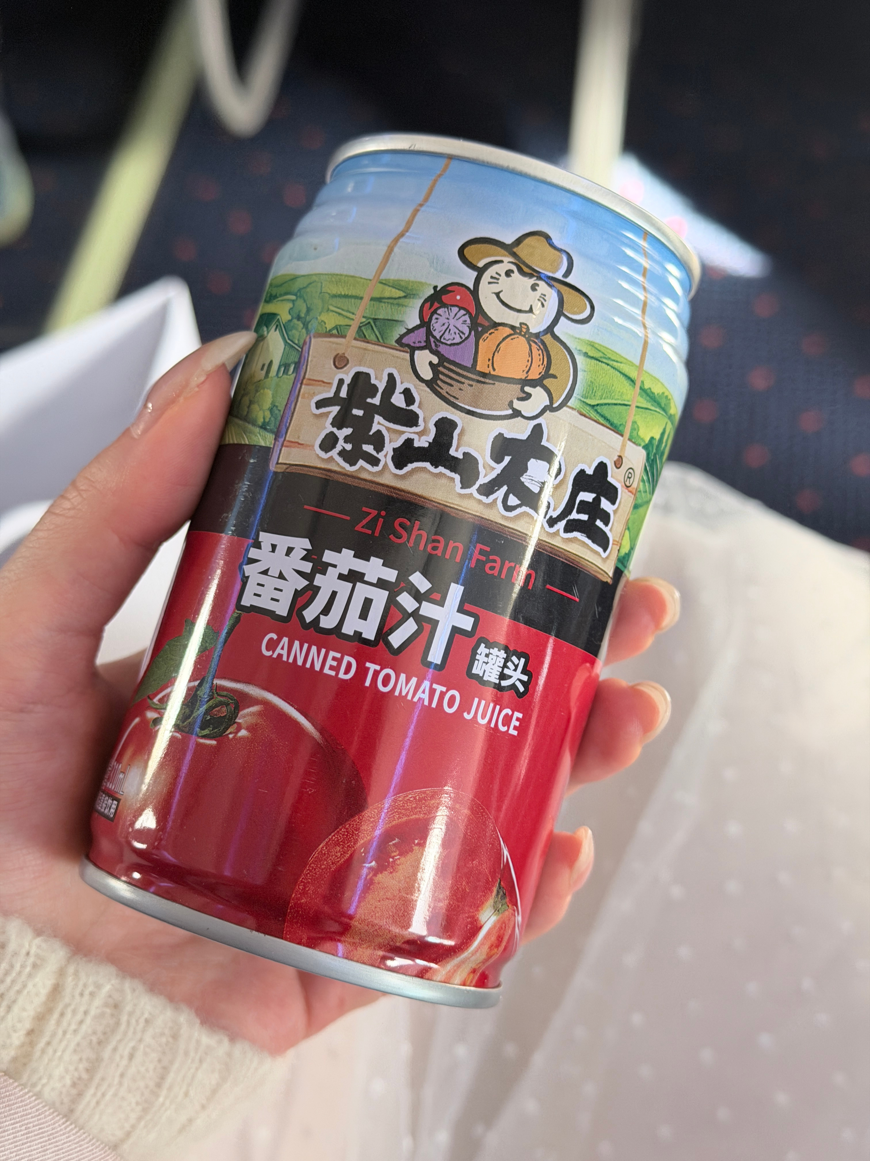 每次在飞机上点“红灯笼”都倒杯子里这次全程在睡 空姐给了我这个 啊原来真的有瓶装