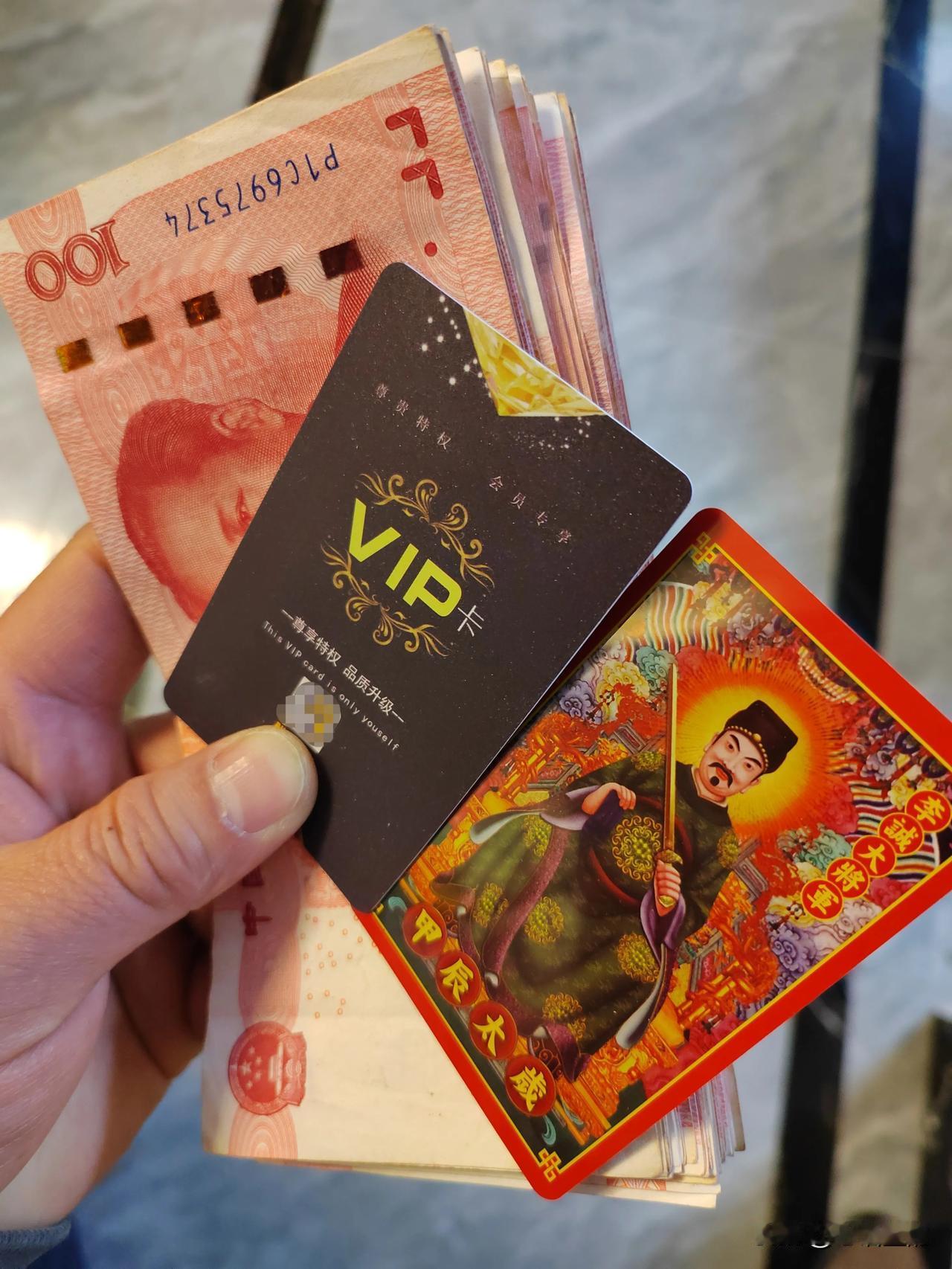 我非常佩服我们老板。
体恤下属，年关在即，考虑到我们采购年货的迫切愿望。
将我们