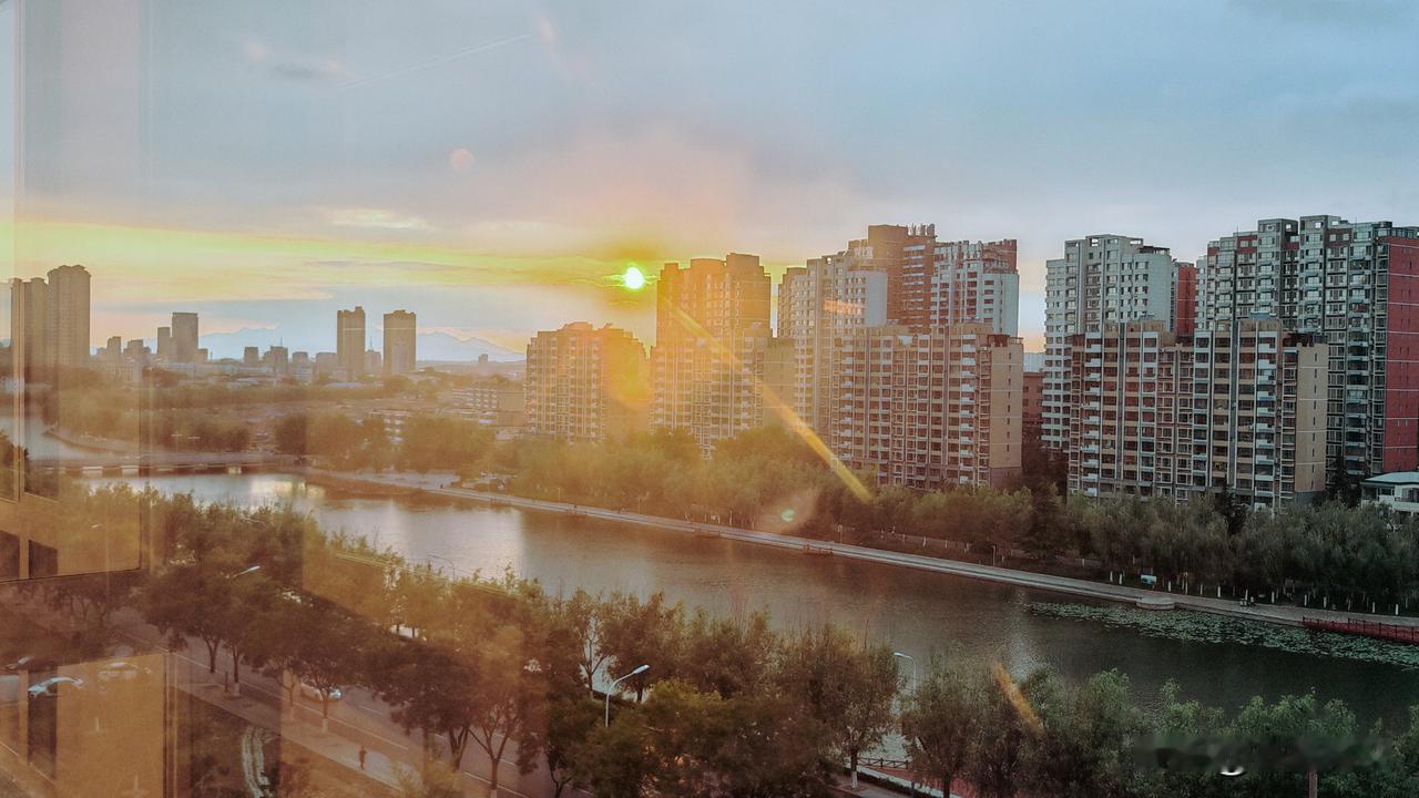 随手拍晨曦和晚霞小城的晚霞，把糖霜似的金粉洒在楼顶上，慢悠悠地把整片天空染成橘子