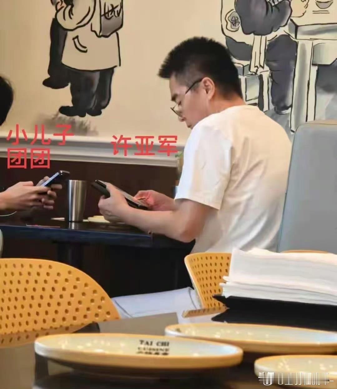 许亚军啊许亚军
你这样子
何晴怎么放得下心啊
何晴最放心不下的就是许何
原因很扎