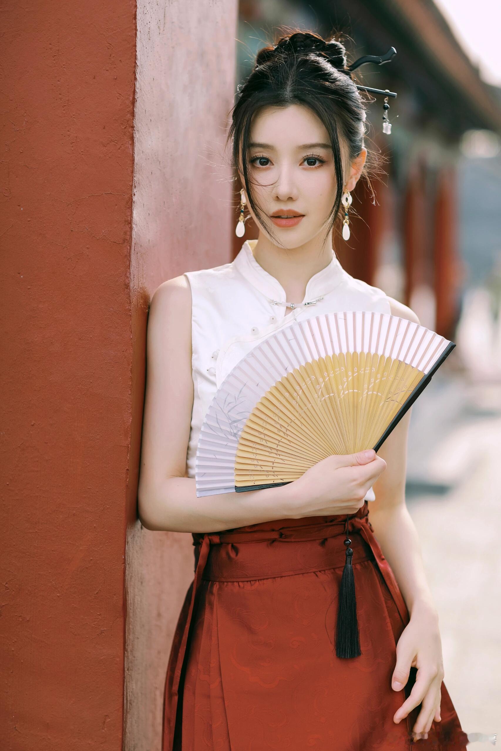 #王鹤润今日挑战白发赛道#有一种国泰民安的美我们拍到了超美的润润 ，追知否的时候