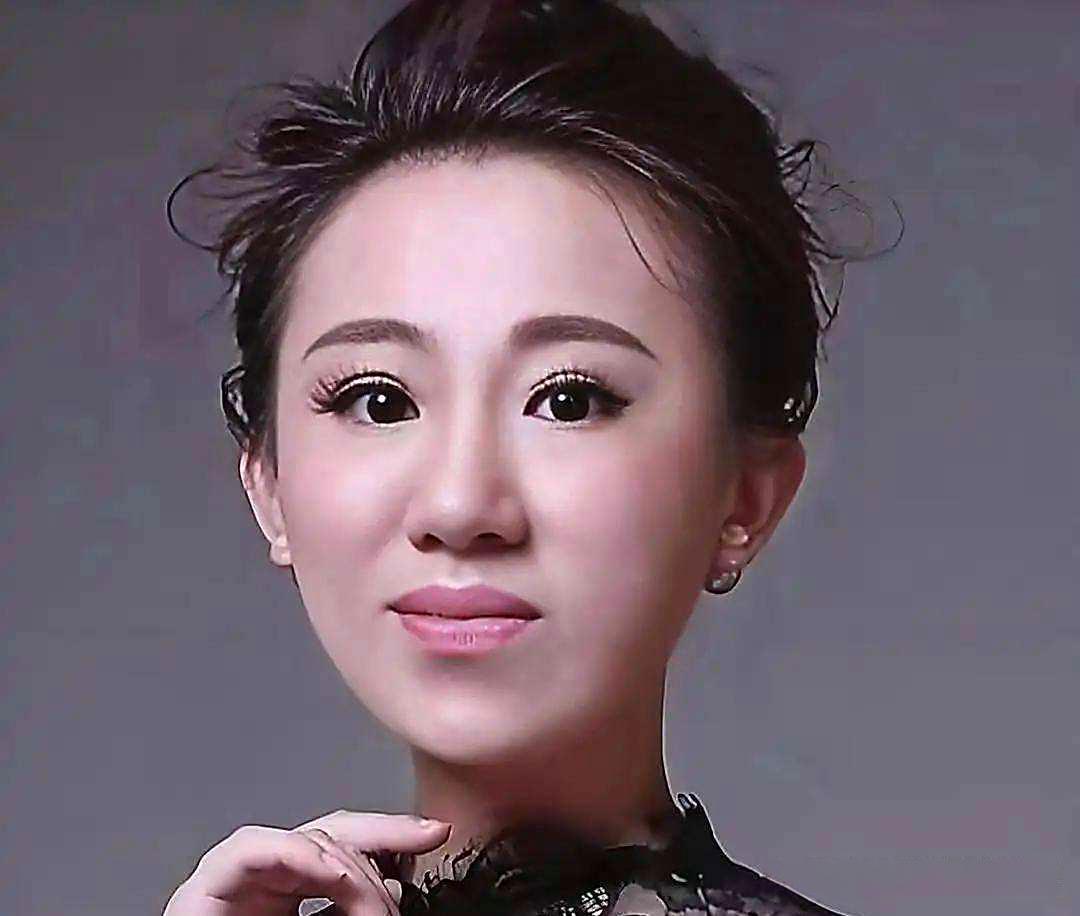 2019年，凭《不差钱》红遍全国的丫蛋，低调嫁给同门师弟小鹏飞，这场师父赵本山全