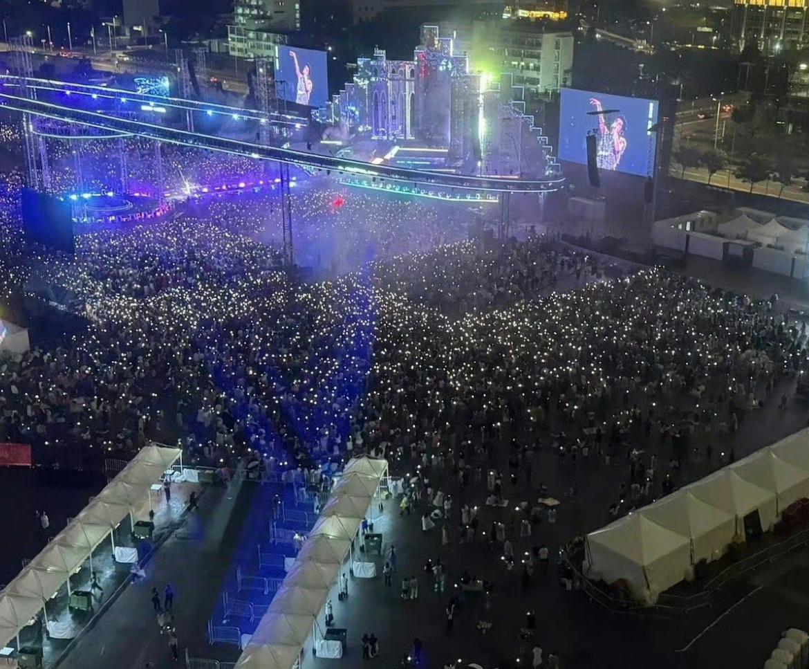 华晨宇🇭🇰演唱会人好多啊！整个场地座无虚席密密麻麻全是人全场挥舞荧光棒！花花