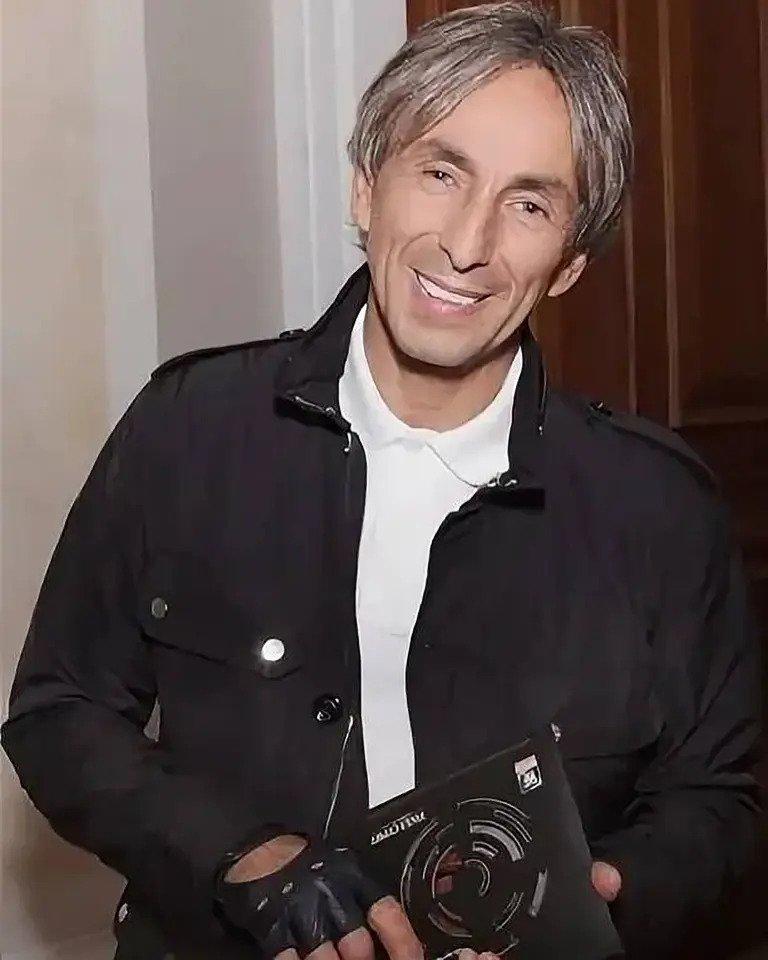 爱泼斯坦案又开始灭口？俄罗斯大亨被曝吞枪自杀，曾是爱泼斯坦老婆朋友！据俄罗斯媒体