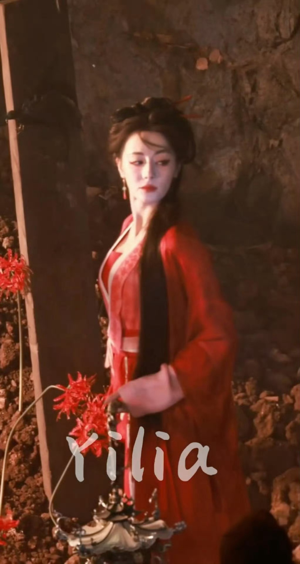 迪丽热巴红衣提灯拍摄路透 太好了是鬼王大人我们有救了 红衣简直太配了美到我心巴上