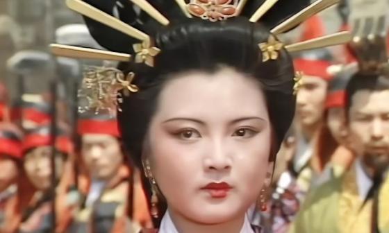 王昭君21岁时，丈夫刚去世，继子就冲进帐篷一把搂住她！王昭君瑟瑟发抖，给了他一巴