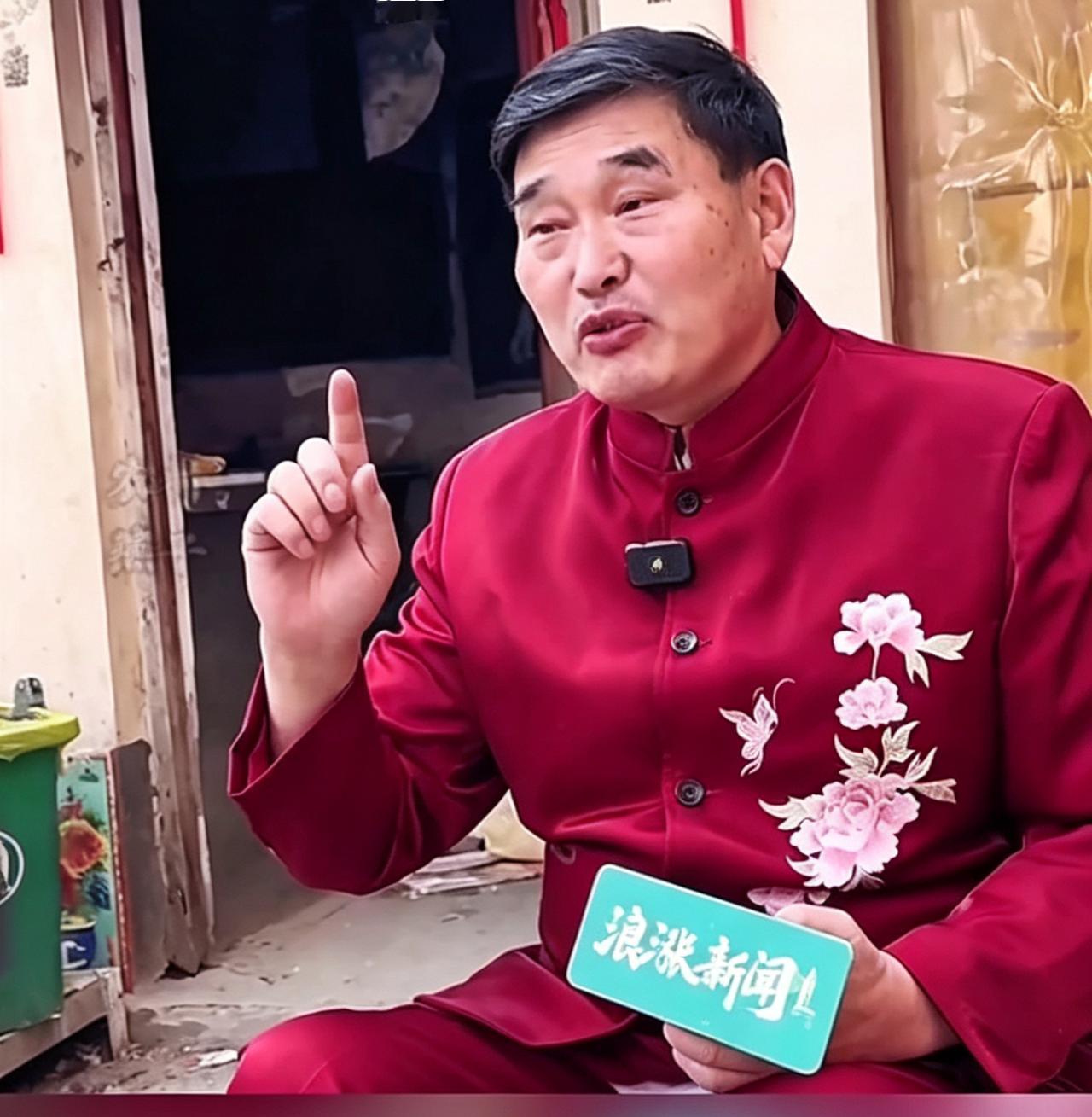 都说大衣哥月入百万，记者上门求证，听完他的话沉默了
 
不少人默认大衣哥演出不断