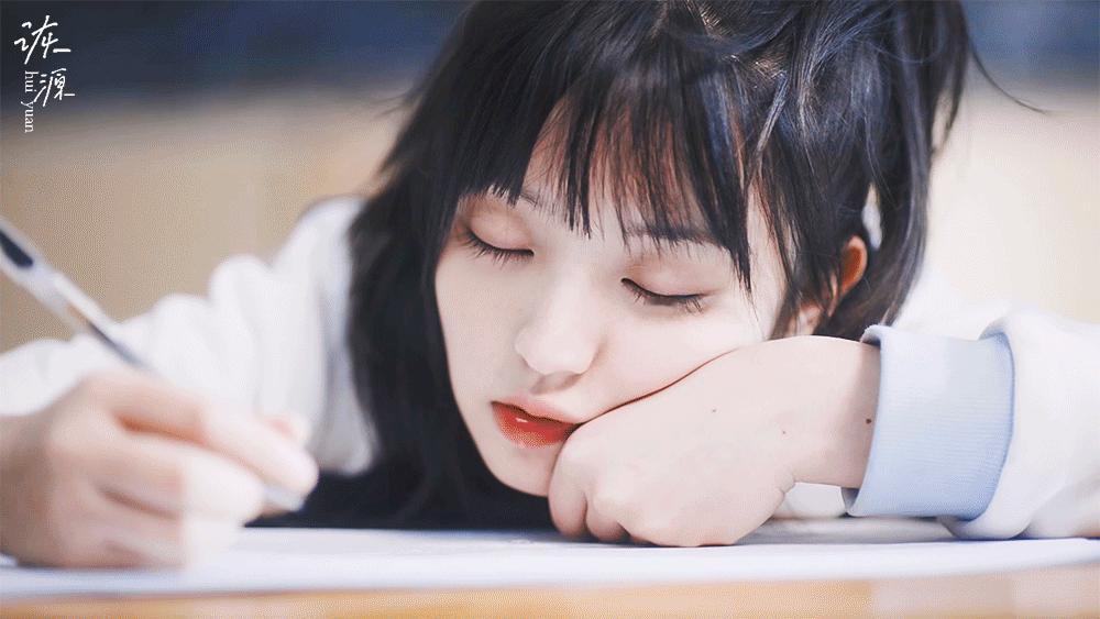 田曦薇 《如此可爱的我们》黄橙子/动图【现代】▷EP05-04 校服-考试 趴桌