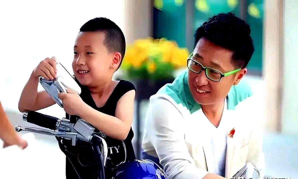 这是巴图的弟弟林大竣。

大竣是宋丹丹的干儿子，今年15岁，他的父母是林永健和周