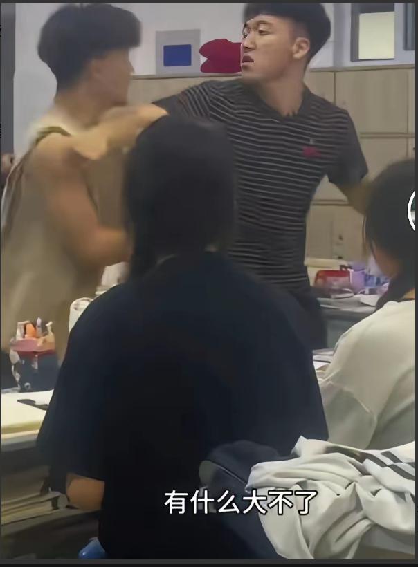 浙江一位男老师因为离婚患上抑郁症，想请假休养一段时间。去班里上最后一节课时，两个