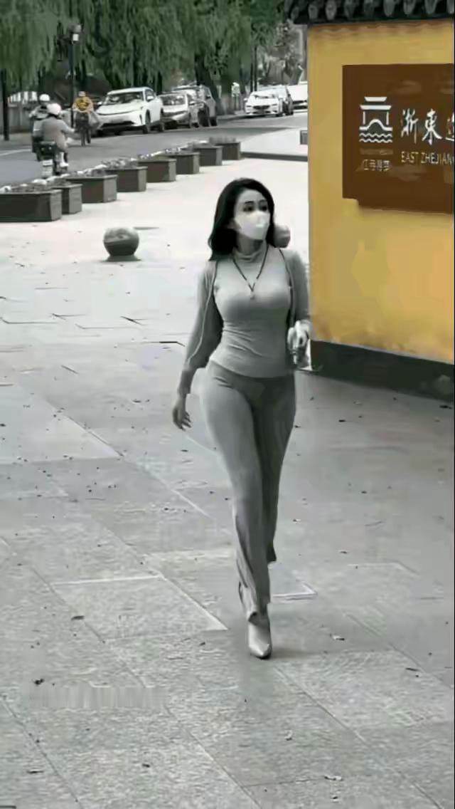 不是假便是傻。且不说救宠物丢人命的性价比，他难道不会往对向空地跑么？[捂脸][捂