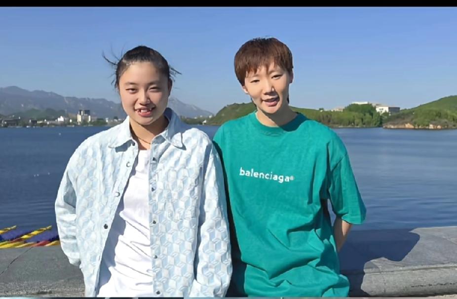 🎉 王曼昱与两位好友的温馨日常，好姐妹情谊令人羡慕！
 
照片中，王曼昱分别与