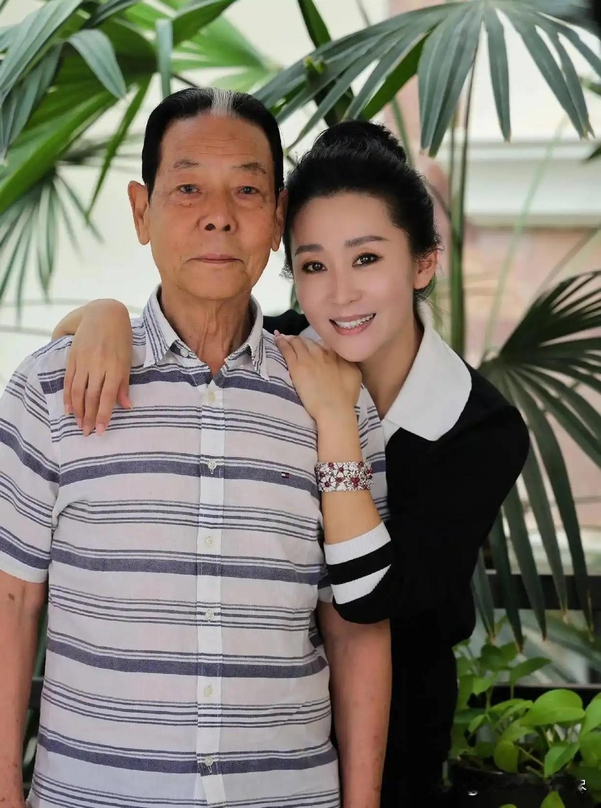 苗圃跟一个中年男人合影，粉丝脱口而出：这是她爸。
结果那是她老公陈义红，比她大1