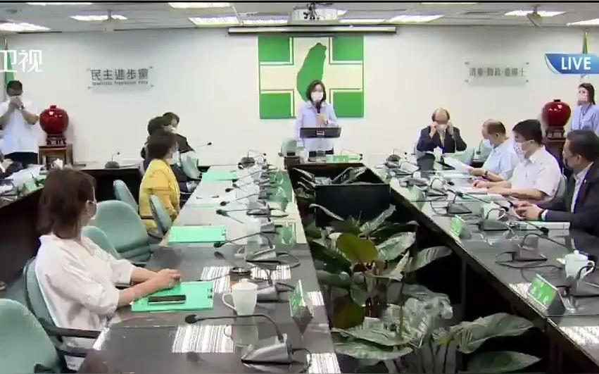 台军购预算近乎腰斩，美国急着公开施压，岛内早已舆论沸腾
 
台海最新局势来了！赖