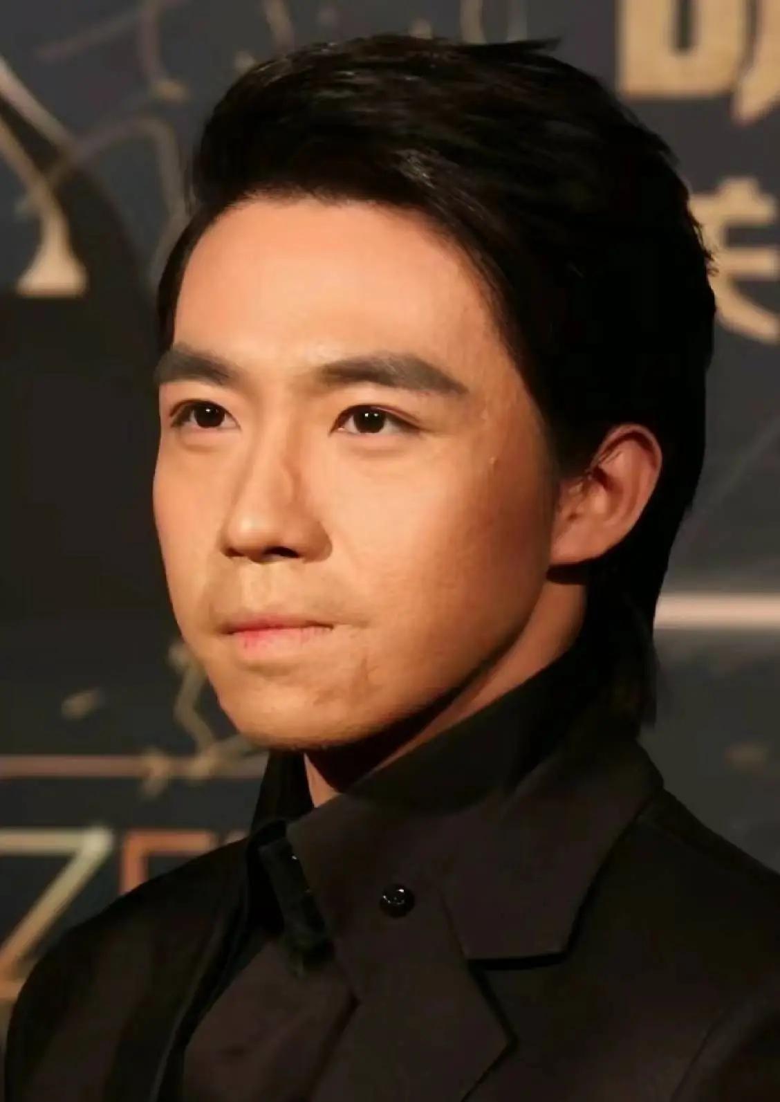 网友质疑俞灏明官宣文案太low：拉踩前任，只为新人笑。

今天俞灏明官宣冲上热搜