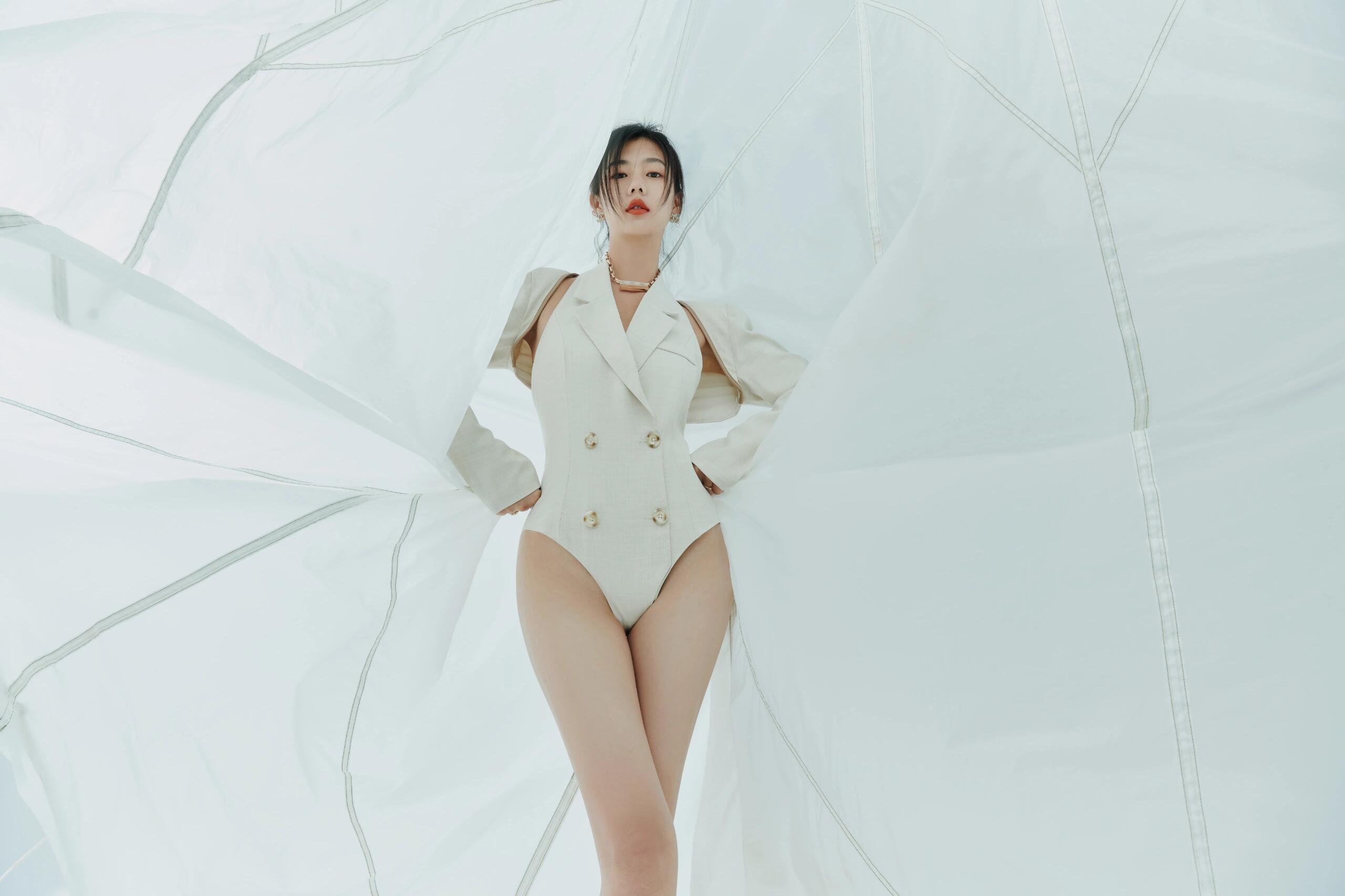一天八百个情绪的美丽女人… ​​​