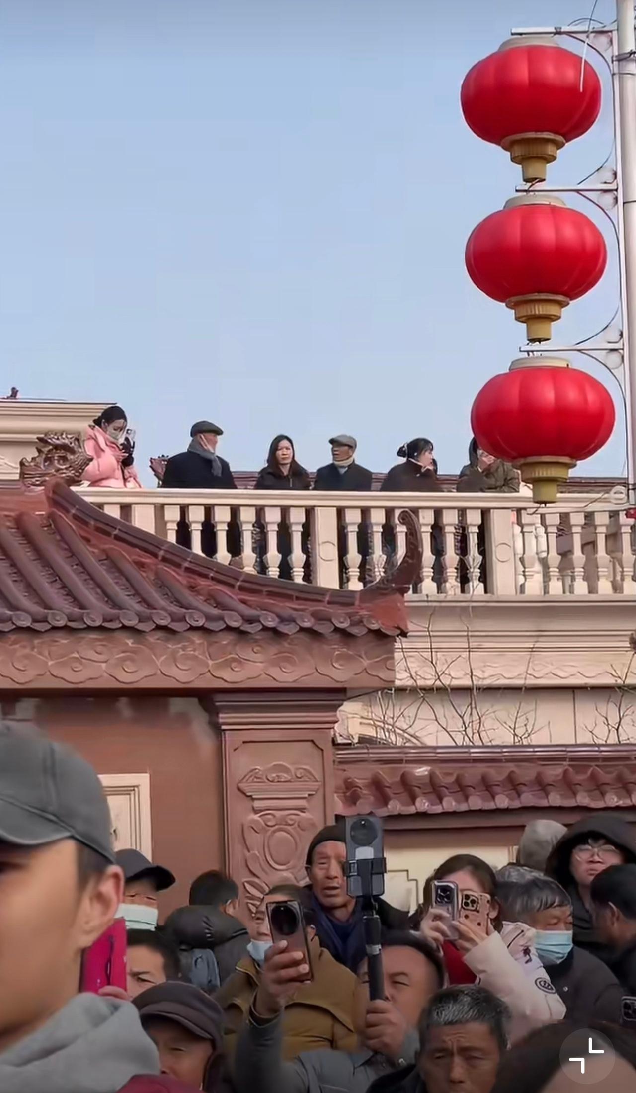 刘强东父亲看乡亲们领年货 刘强东为乡亲们发放年货，这份心意温暖人心。父亲在楼上注