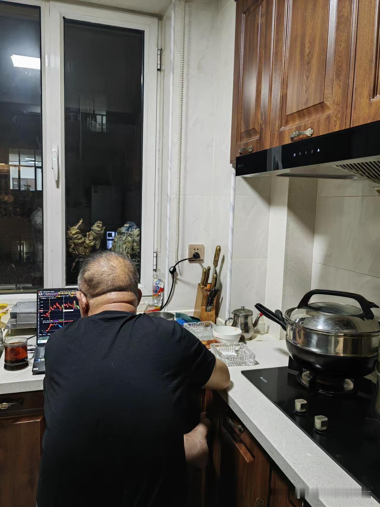 也够累的？
就没有恒心毅力把烟戒了，真是个好东西啊！提神解闷儿，消愁享受，学到手