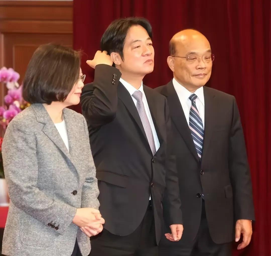 【蔡英文自称“蔡教授”，同时还给赖清德下任务造潜艇】近日蔡英文为赖清德、萧美琴助