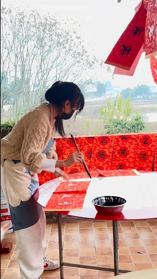 呆呆回应开直播送春联【“呆呆”继摇人按猪之后开直播送春联，近10万网友涌进直播间